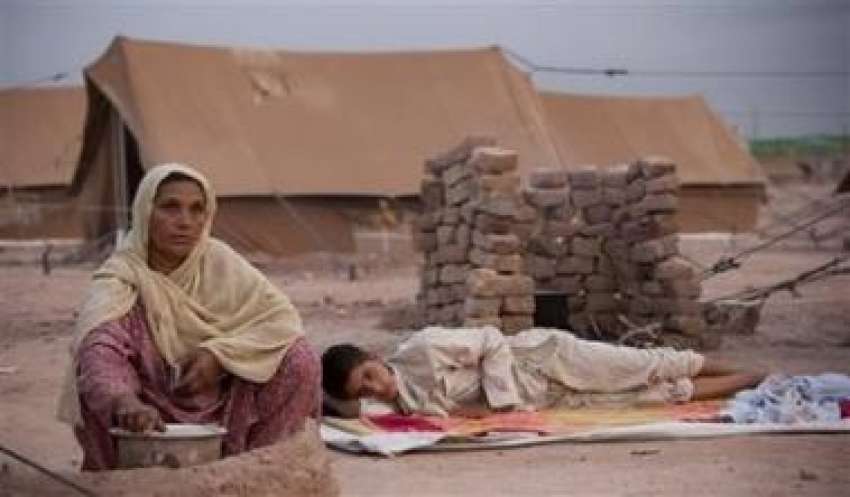 پشاور،جلوزئی مہاجر کیمپ میں آپریشن سے متاثرہ ایک خاتون ..