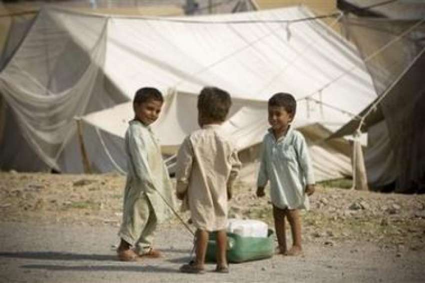 صوابی مہاجر کیمپ میں بچے کھیل رہے ہیں۔

