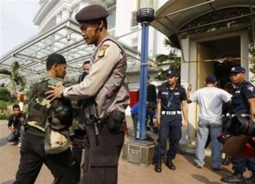 جکارتہ: دہشت گردی کا نشانہ بننے والے ہوٹل کے داخلی راستے ..