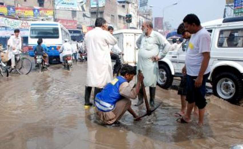 لاہور، واسا کا عملہ گڑھی شاہو چوک میں بارش کا پانی نکالنے ..