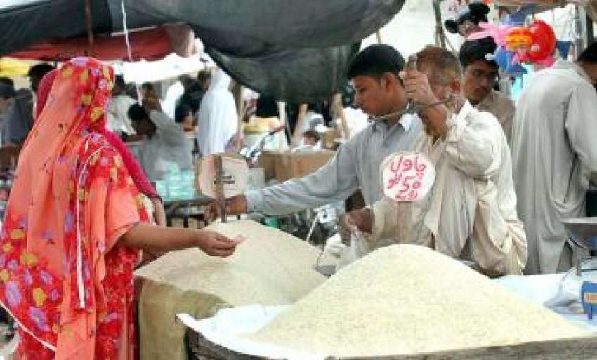راولپنڈی،ایک خاتون کمیٹی چوک کے قریب لگے اتوار بازار میں‌خریداری ..