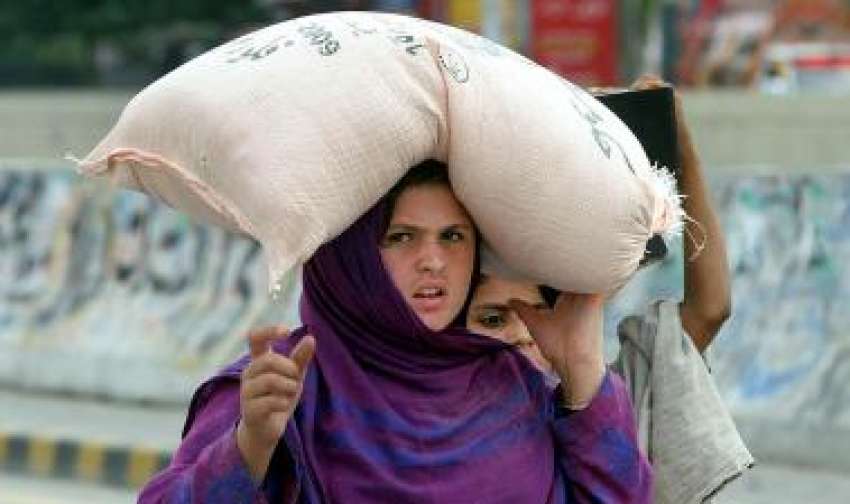 راولپنڈی، دو خواتین حکومت کی طرف سے ملنے والے سستے آٹے کا ..