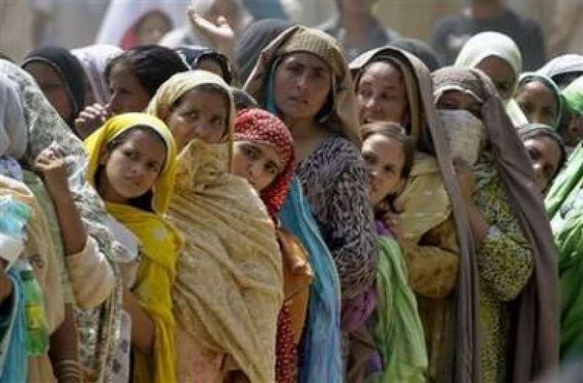 راولپنڈی،خواتین کی ایک کثیر تعداد سرکاری نرخوں پر آٹا ، ..
