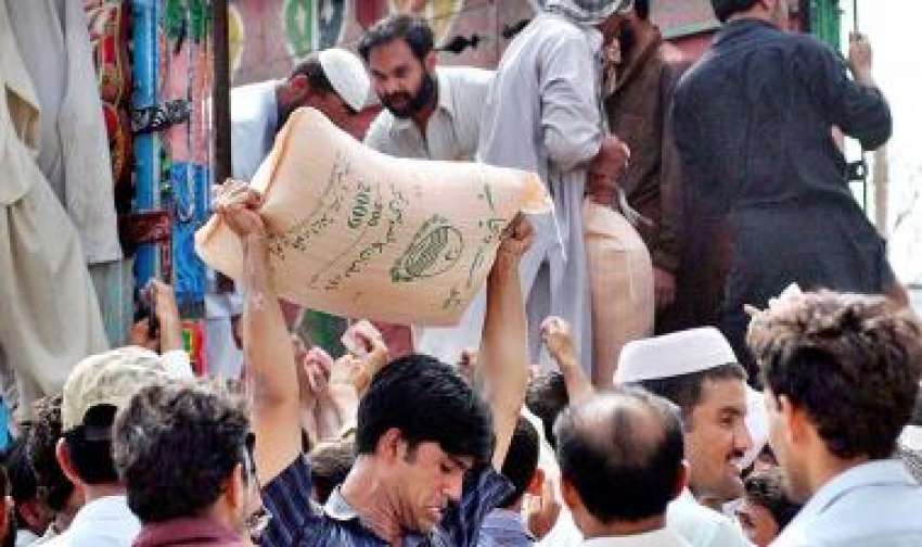 راولپنڈی،ایک لڑکا حکومتی نرخوں پر آٹا کی بوری عوام کے رش ..