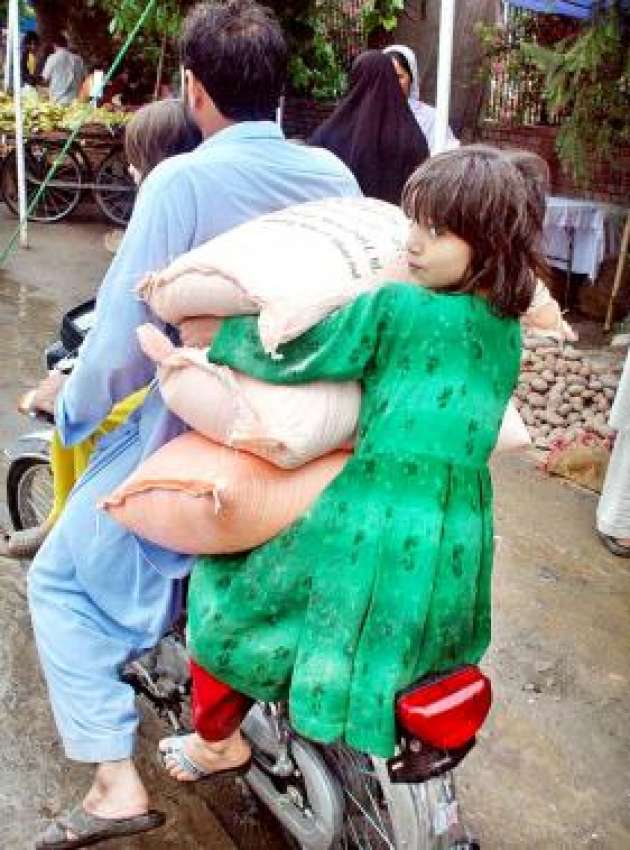 راولپنڈی، حکومت کی طرف سے سسٹا آٹا خریدنے کے بعد موٹر سائیکل ..