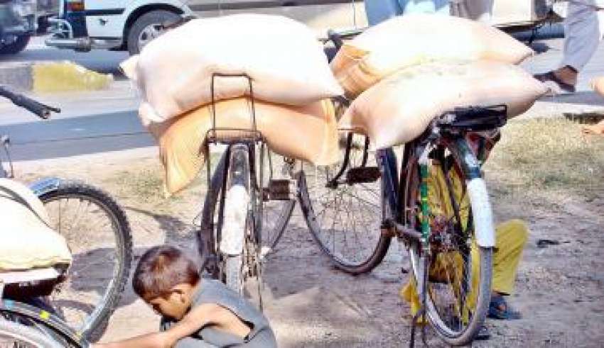 راولپنڈی،سستا بازار سے آٹا خریدنے کے بعد بچوں نے آٹے کے ..