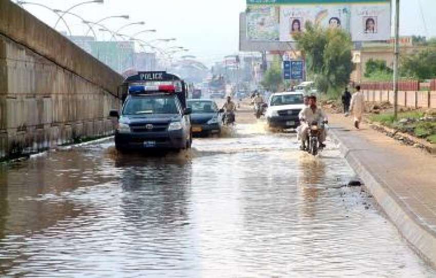 کراچی، بارش کے باعث شاہراہ فیصل کے قریب بارش کا کھڑا پانی ..