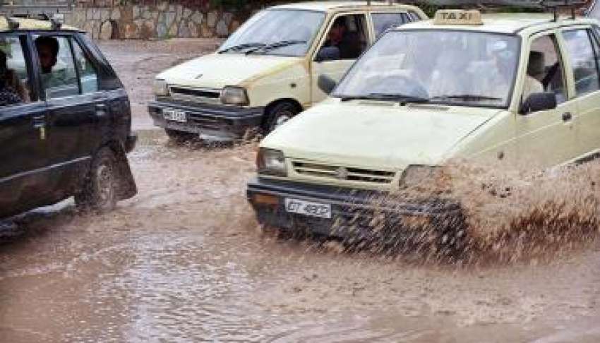 اسلام آباد، گزشتہ زور ہونیوالے بارش کے گندے پانی میں سے ..