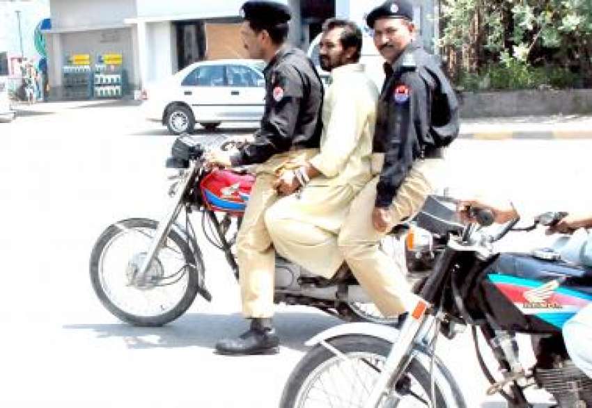 لاہور، دو پولیس اہلکار حفاظتی اقدامات کو بلائے طاق رکھتے ..