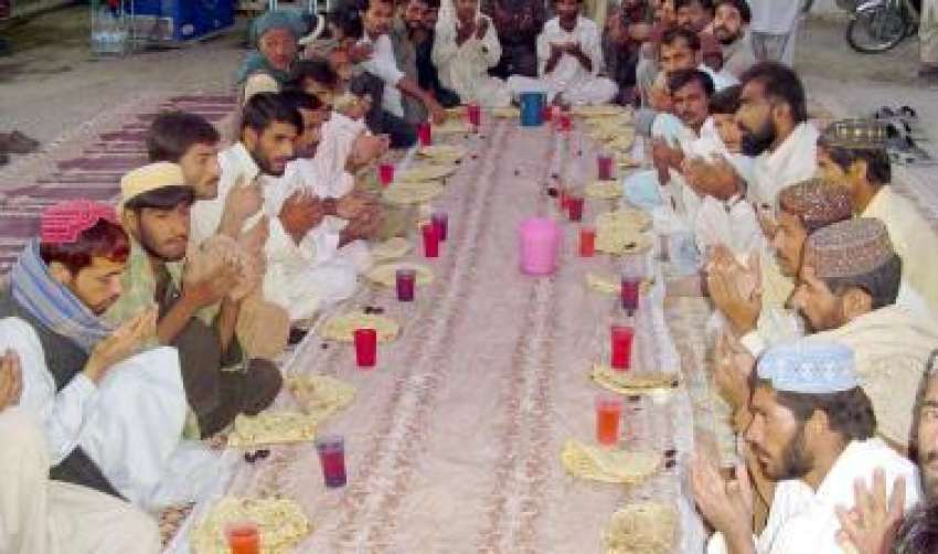 کوہٹہ ، سریاب روڈ پر بس ٹرمینل کے باہر لوگ روزہ افطار کرنے ..