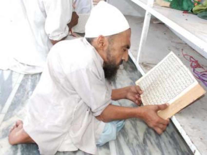 لاہور، ایک معزور شخص صوبائی دارالحکومت کی ایک جامعہ مسجد ..