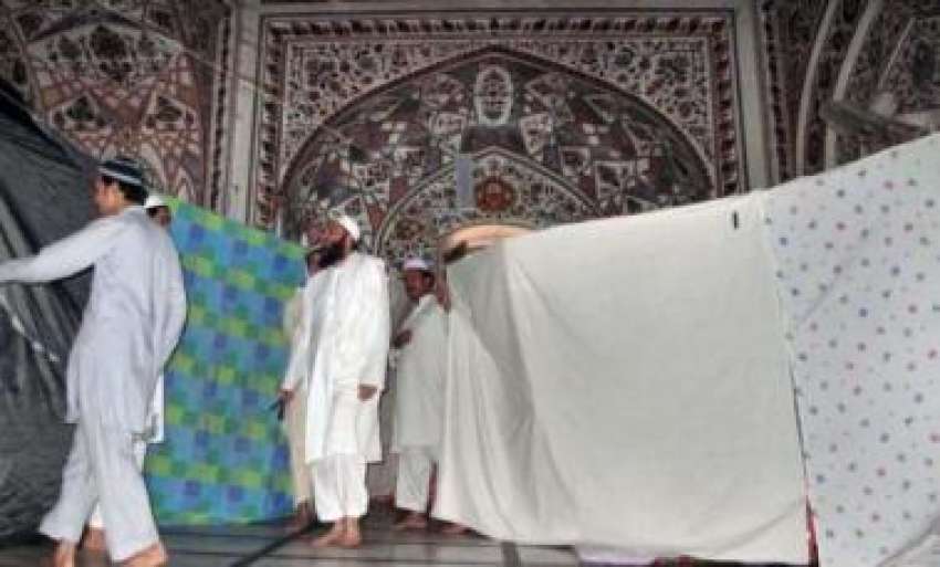 پشاور،مقامی مسجد میں‌کارکن رمضان کے آخری عشرہ میں اعتکاف ..