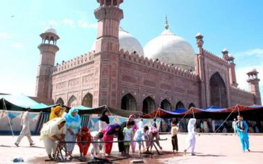 لاہور، بادشاہی مسجد میں نماز جعتہ المبارک کی ادائیگی کیلئے ..