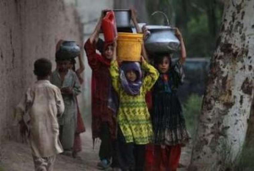 خیبرایجنسی،چھوٹے بچے کرفیو میں نرمی کے بعد پانی لے جا رہے ..