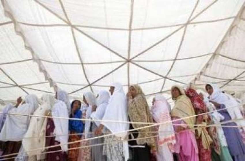 راولپنڈی،ایک سستا بازار سے آٹا خریدنے کیلئے خواتین لائن ..