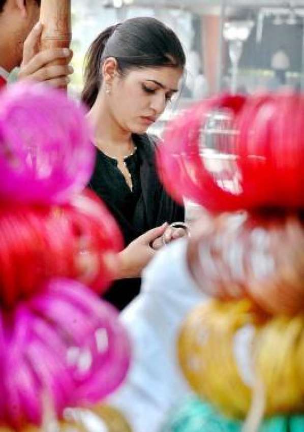 اسلام آباد،ایک خاتون عید کے حوالے سے چوڑیاں خرید رہی ہے۔