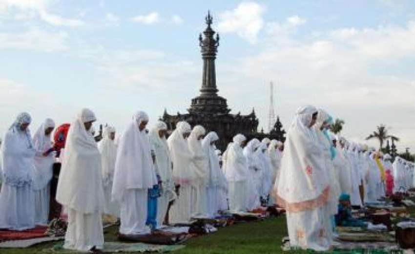 بالی،انڈونیشائی جزیرے بالی میں خواتین عیدالفطر کی نماز ..
