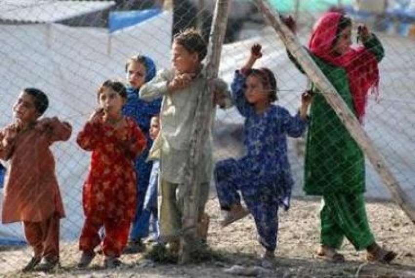 پشاور،اقوام متحدہ کے مہاجر کیمپ میں بچیاں‌نئے کپڑے پہنے ..