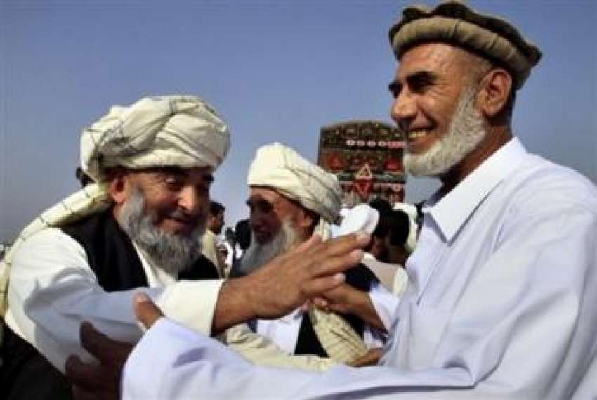 پشاور،افغان مہاجرین نماز عیدالفطر کی ادائیگی کے بعد مبارکباد ..