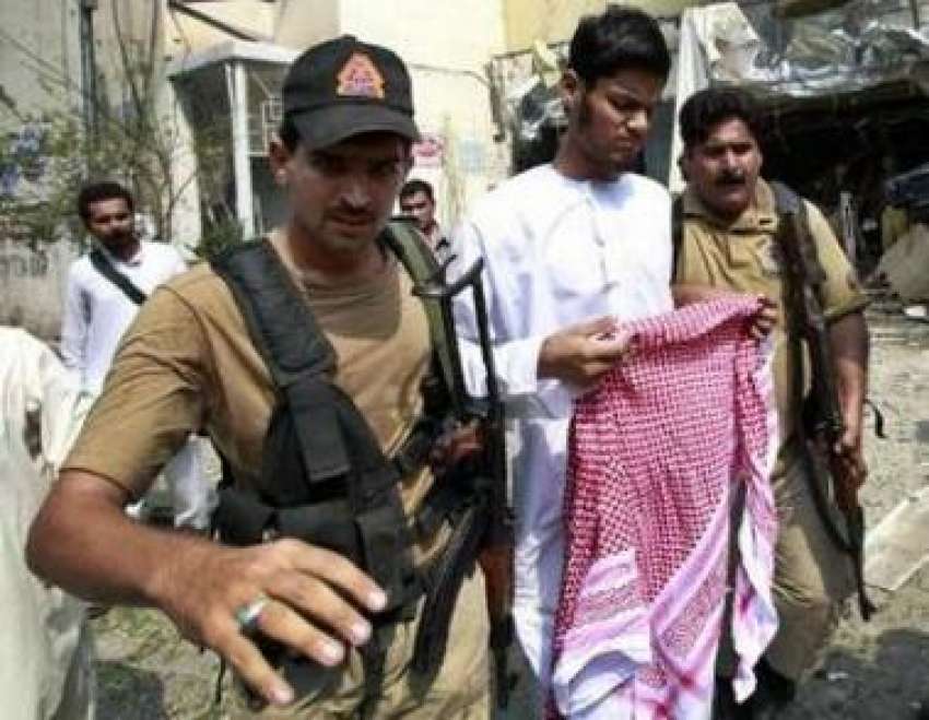 پشاور،سیکورٹی اہلکار خودکش حملہ والے مقام سے ایک مشتبہ ..