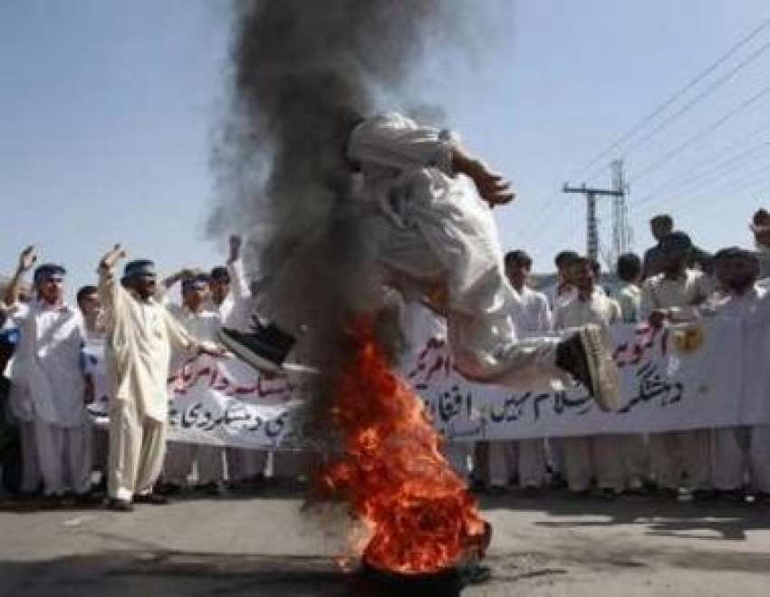 پشاور، دہشتگردی کیخلاف ٹائر جلا کر احتجاج مظاہرہ کیا جا ..