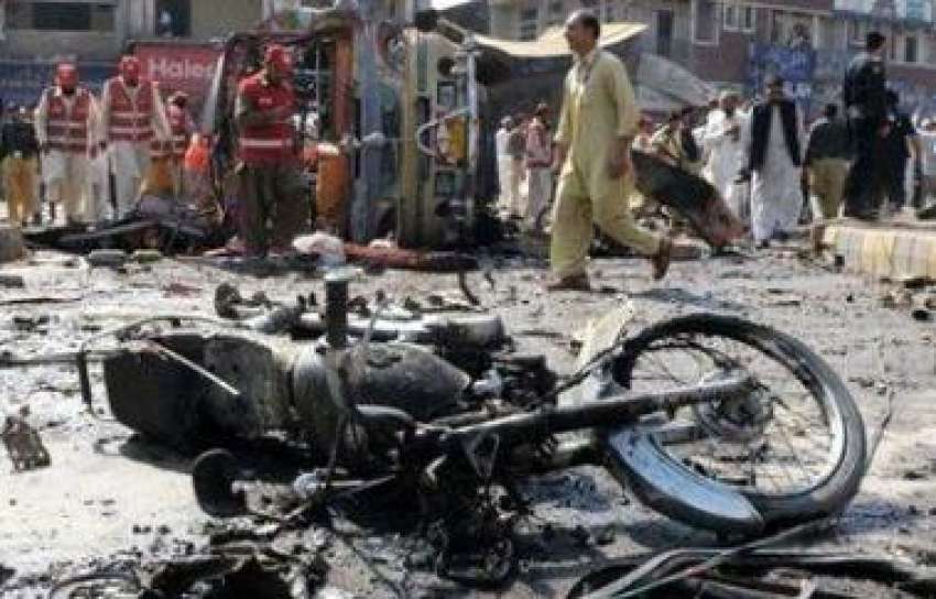 پشاور، خیبر بازار بم دھماکے میں موٹر سائیکل مکمل طور پر ..