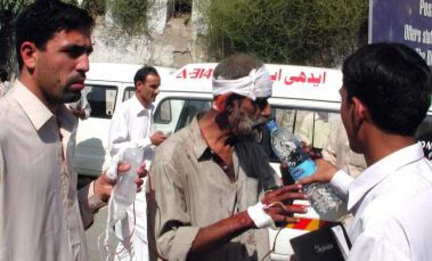 پشاور، خیبر بازار بم دھماکے میں زخمی ہونیوالے شخص کو پانی ..