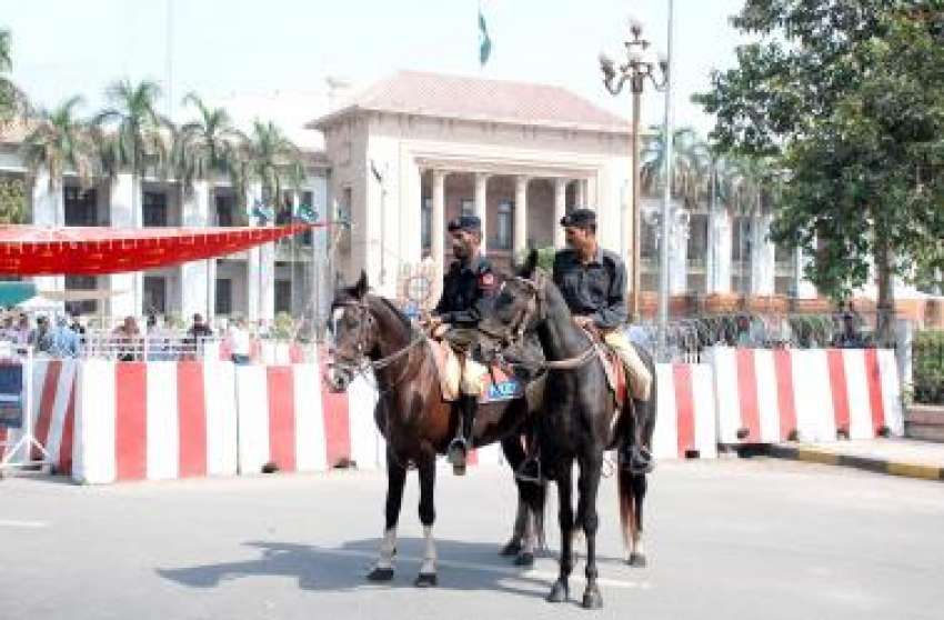 لاہور، پنجاب اسمبلی کے اجلاس کے موقع پر دو گھوڑا سوار پولیس ..
