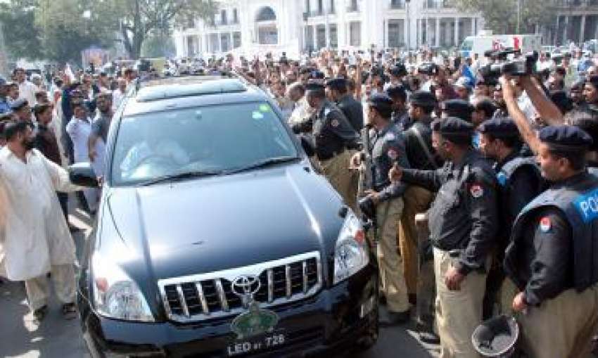 لاہور، ایپکا کے مظاہرے کے دوران پولیس اہلکار اسمبلی اجلاس ..