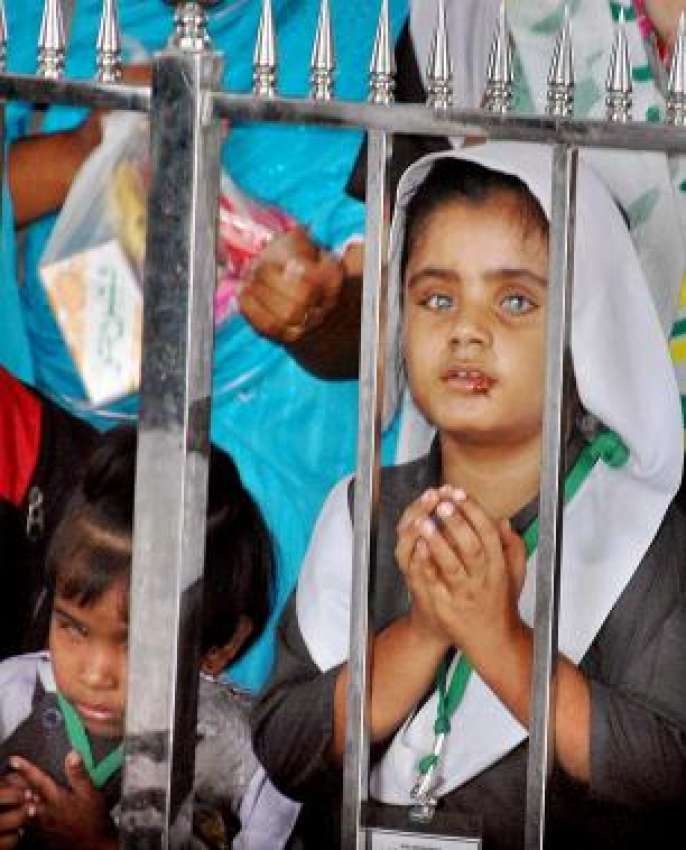 کراچی، دو معصوم اندھی لڑکیاں قائداعظم کے مزار پر فاتحہ خوانی ..