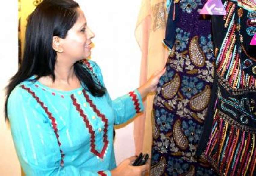 اسلام آباد، FRIL ملبوسات کی کی تقریب کے دوران ایک خاتون کپڑے ..