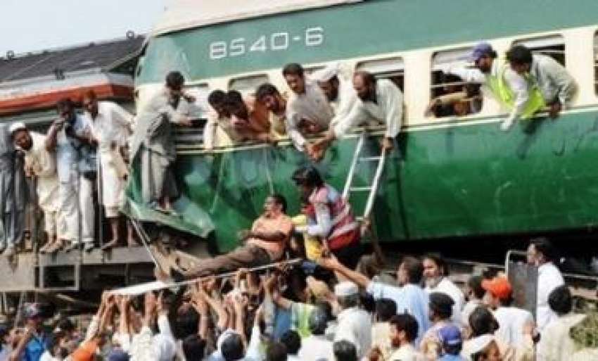 کراچی،مقامی افراد اور امدادی اہلکار ٹرین مال گاڑی تصادم ..