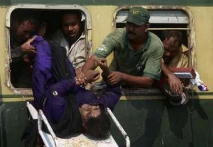 کراچی،مال گاڑی اور علامہ اقبال ایکسپریس تصادم میں زخمی ..