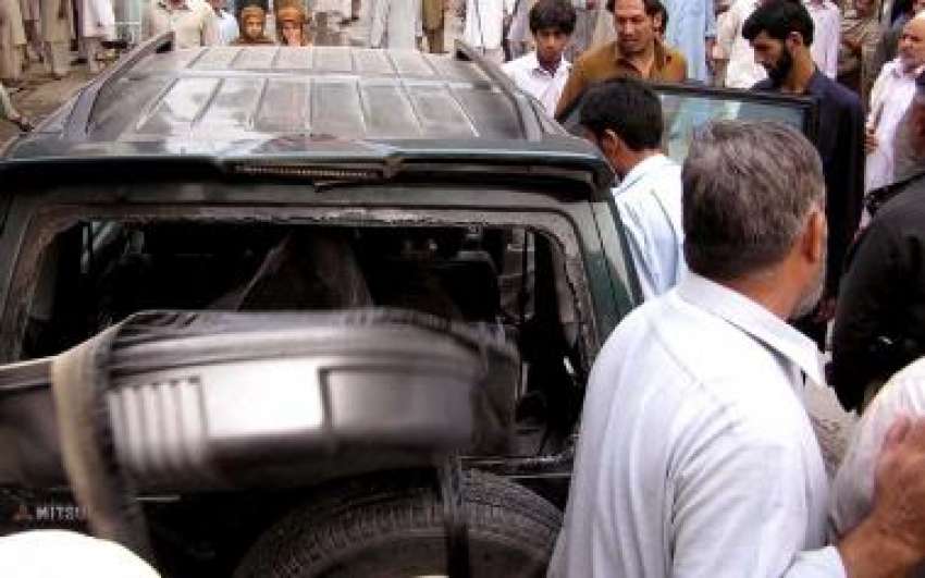 پشاور، گھنٹہ گھر روڈ پر گاڑی میں‌ بم کی اطلاع پر بم ڈسپوزل ..