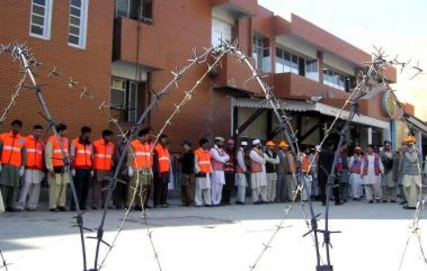 پشاور، آرمی سٹیڈیم کے قریب خود کش کار بم دھماکے کے بعد رضا ..
