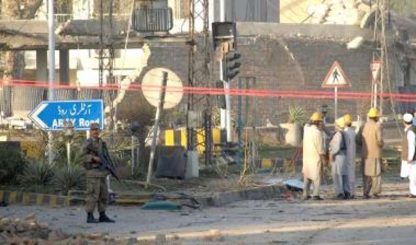 پشاور، آرمی سٹیڈیم کے قریب خود کش کار بم دھماکے کے بعد سکیورٹی ..