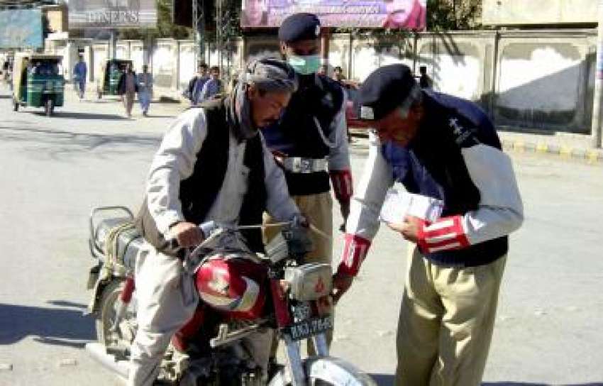 کوئٹہ، جناح روڈ پر ٹریفک پولیس کے اہلکار ایک موٹر سائیکل ..