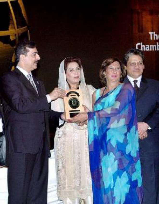 کراچی،وزیراعظم یوسف رضا گیلانی گورنر ہائوس میں منعقدہ ایوارڈ ..