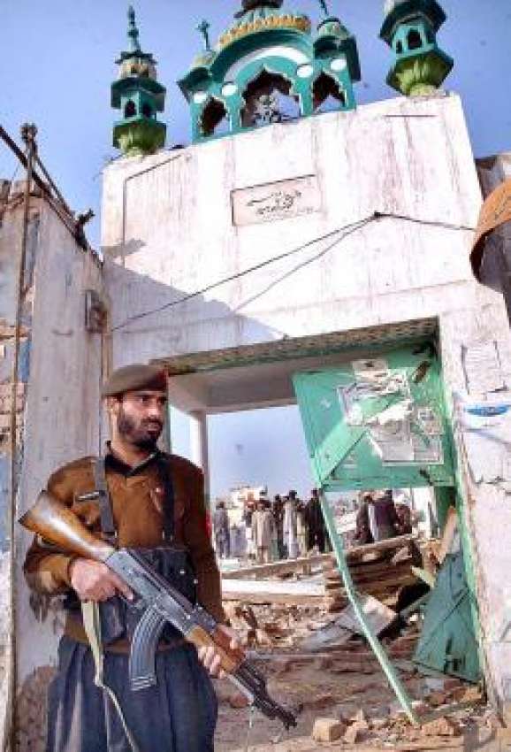 پشاور، بڈھ  بیر بم دھماکے میں تباہ ہونیوالی مسجد کے باہر ..