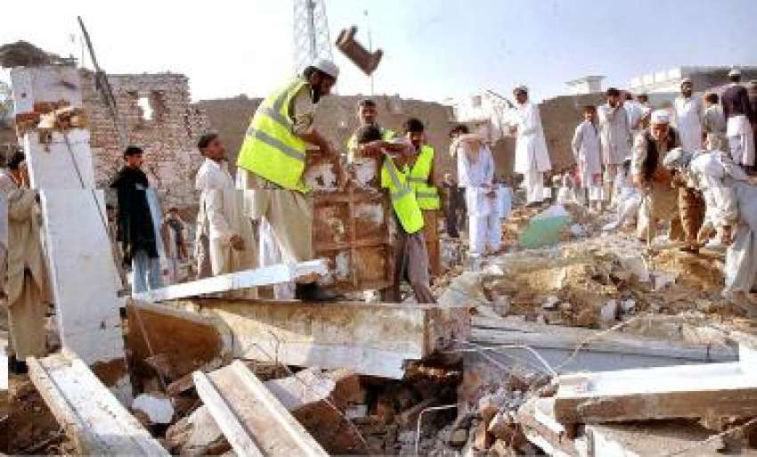 پشاور، بڈھ بیر بم دھماکے میں تباہ ہونیوالی عمارت کا ملبہ ..