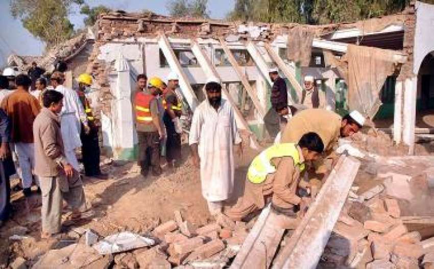 پشاور، ریسکیو اہلکار بڈھ بیر بم دھماکے میں تباہ ہونیوالی ..