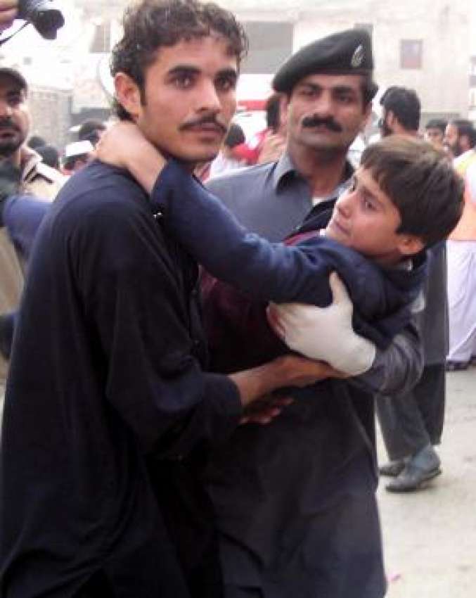 پشاور، بڈھ بیر بم دھماکے میں‌ زخمی ہونیوالے بچے کو طبی امداد ..