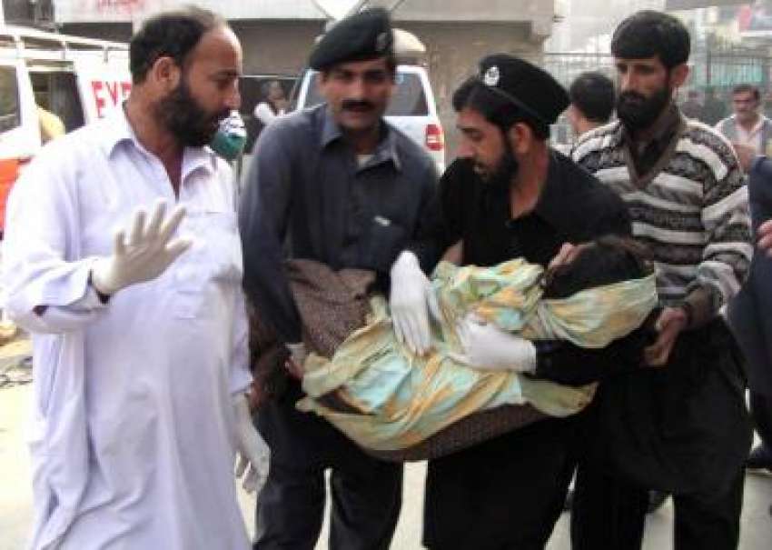 پشاور، بڈھ بیر بم دھماکے میں‌ زخمی ہونیوالی بچی کو طبی امداد ..