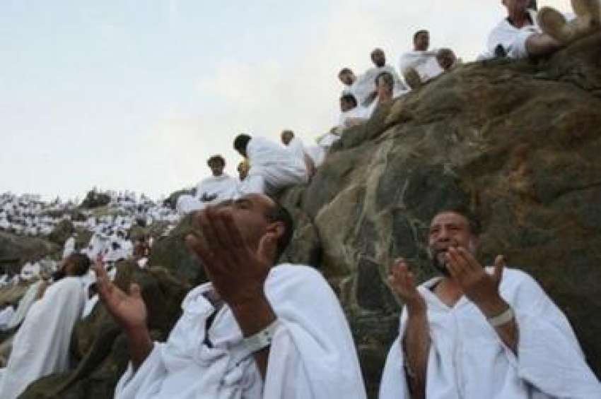 مکہ مکرمہ،عازمین حج میدان عرفات کی پہاڑیوں‌پر دُعا مانگ ..