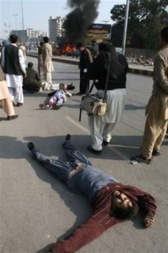 پشاور،سیشن کورٹ کے باہر خودکش حملے میں زخمی افراد سڑک پر ..
