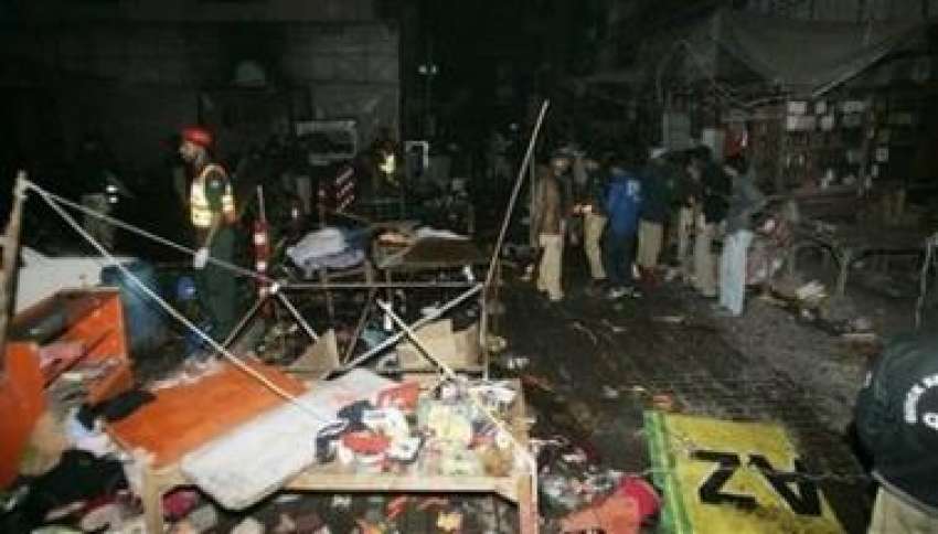 لاہور،مون مارکیٹ میں بم دھماکوں‌کے بعد اہلکار امدادی کارروائیوں ..