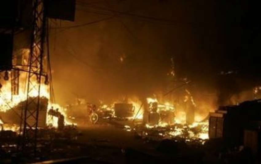 لاہور،مون مارکیٹ میں بم دھماکوں‌کے بعد دکانوں میں آگ لگی ..
