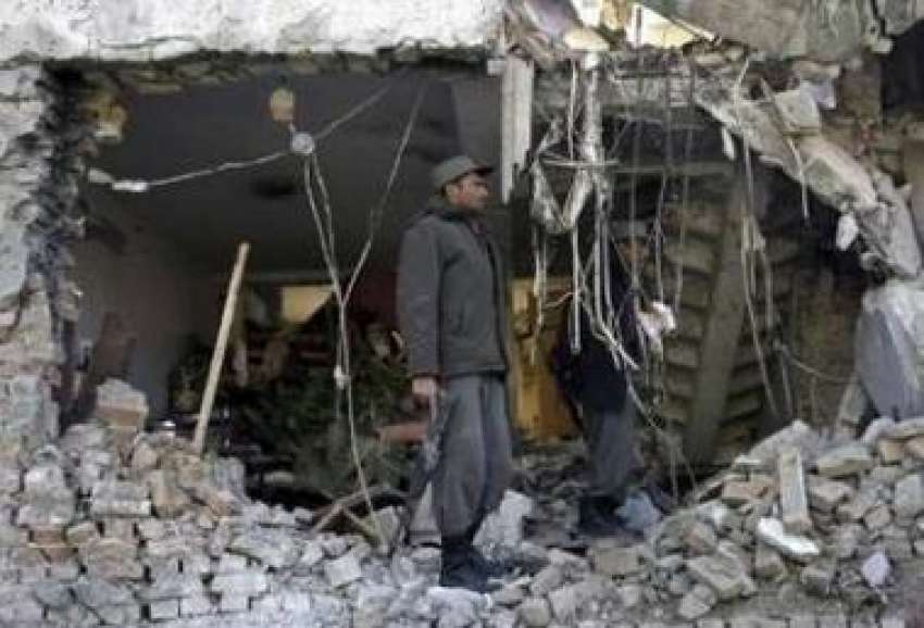 کابل،ایک افغان فوجی خودکش حملے جائے حادثہ پرالرٹ کھڑا ہے۔