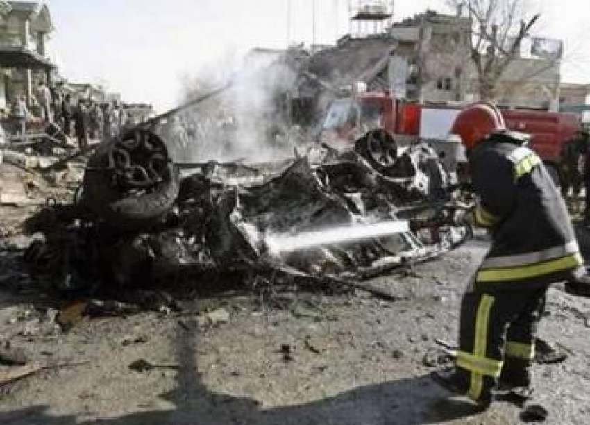 کابل،امدادی اہلکار خودکش حملے کے بعد گاڑیوں میں‌لگی آگ ..