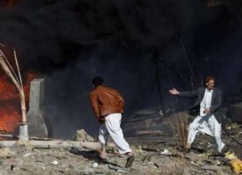 کابل،مقامی شہری خودکش حملے کے بعد محفوظ مقام کی جانب بھاگ ..